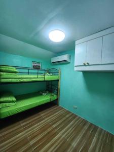 מיטה או מיטות קומותיים בחדר ב-Princess Divine's Cozy Cabin.