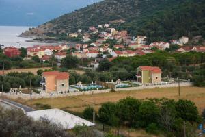 アギア・エフィミアにあるRegina Ioanna Villasの山の上の村
