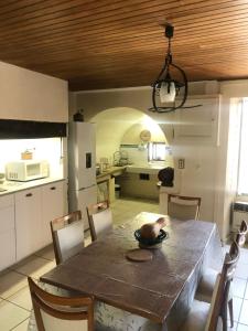 a kitchen and dining room with a table and chairs at Le pigeonnier maison de caractère logement 4 personnes La maisonnette rénovée logement 2 personnes in Floirac