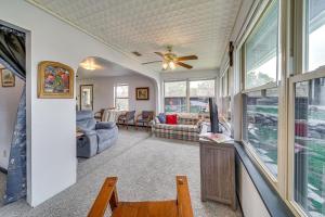 Χώρος καθιστικού στο Cozy Kerrville Guest Cottage Near Guadalupe River!