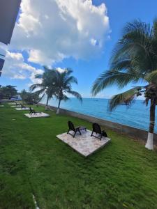 park z ławkami i widokiem na ocean w obiekcie HOTEL POSADA DEL MAR w mieście Providencia