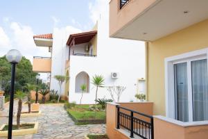 una casa con balcone e luce di strada di Sunrise Sissi Apartments a Sissi