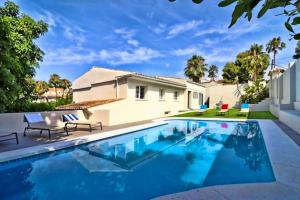 una piscina frente a una casa en 5 bedrooms chalet with shared pool and wifi at Marbella, en Marbella
