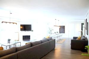 uma sala de estar com um sofá e uma mesa em 5 bedrooms chalet with shared pool and wifi at Marbella em Marbella