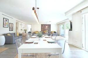 sala de estar con mesa blanca y sillas en 5 bedrooms chalet with shared pool and wifi at Marbella, en Marbella