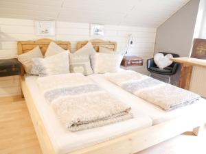 1 dormitorio con 2 camas y almohadas en Antonia´s Kaffeehäferl, en Eibiswald