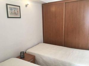 1 dormitorio con 2 camas y puerta de madera en One bedroom appartement with shared pool terrace and wifi at Albufeira 4 km away from the beach en Albufeira