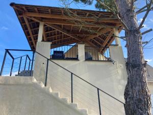 ein Gebäude mit einem Holzdach auf einigen Treppen in der Unterkunft Chambre triple spacieuse pour 3 Adultes avec terrasse privée - Proche Disneyland Paris in Mareuil-lès-Meaux