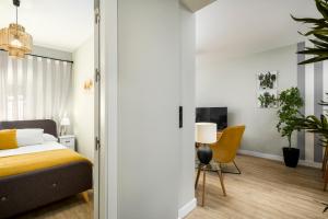 ein Schlafzimmer mit Bett und ein Wohnzimmer in der Unterkunft Apartamento Aloha Torres (La Carihuela) Torremolinos in Torremolinos + 9 Fotos