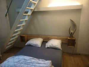 Ένα ή περισσότερα κρεβάτια σε δωμάτιο στο Maison de 4 chambres avec piscine privee terrasse et wifi a Pouydesseaux