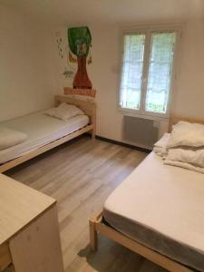 Ένα ή περισσότερα κρεβάτια σε δωμάτιο στο Maison de 4 chambres avec piscine privee terrasse et wifi a Pouydesseaux