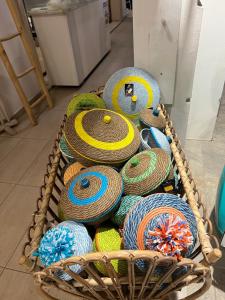 einem Korb mit verschiedenen farbigen Seilspulen in der Unterkunft Casa vacanze a Budoni in Budoni