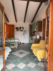 eine Küche mit grünen Schränken und einem Tisch im Zimmer in der Unterkunft Casa vacanze a Budoni in Budoni