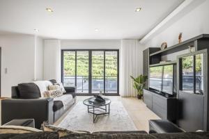 Una sala de estar con un sofá y un televisor. en Til Home by Homie, en Panasqueira 35 fotos más
