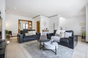 Una sala de estar con dos sofás y una mesa. en Til Home by Homie, en Panasqueira