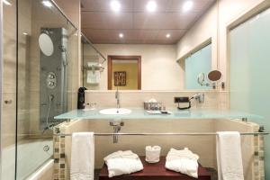 Phòng tắm tại Hotel & Spa Monasterio de Boltaña