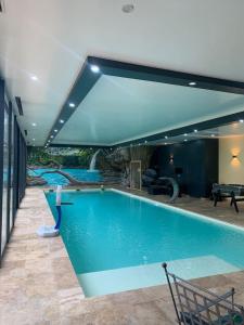 una piscina en una casa con una ventana grande en Chalet d'une chambre avec piscine partagee terrasse et wifi a Clermont Creans, en La Flèche