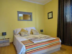 um quarto com uma cama com uma colcha branca e uma janela em One bedroom property with private pool terrace and wifi at Ponta do Sol 2 km away from the beach em Ponta do Sol