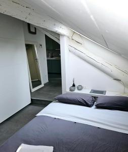 - une chambre avec un lit et un mur blanc dans l'établissement heart of milan Apartment, à Milan