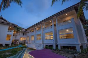 瓜拉丁加奴的住宿－BIDONG VIEW RESORT，享有棕榈树建筑的外部景色
