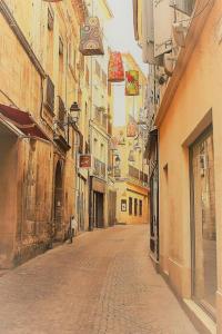 an empty street in an alley between buildings at Béziers : charmant appartement cœur de ville, WIFI in Béziers