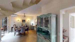BENS L'Hôtel Palermo في بوينس آيرس: خزانة خضراء كبيرة في غرفة مع غرفة لتناول الطعام