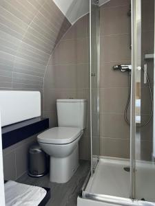 uma casa de banho com um WC e um chuveiro em YEY Baleal em Peniche