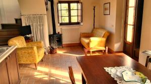 uma sala de estar com uma mesa e cadeiras e um fogão em Castel Brunello em Montalcino