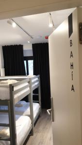 Apartamento Blanco hasta 6 personas في أليكانتي: غرفة بسريرين بطابقين في غرفة