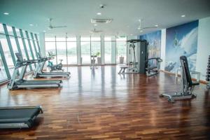 een fitnessruimte met loopbanden en fitnessapparatuur in een kamer bij Best House In Town City 5-Bedrooms Up to 10Pax Big Balcony in Serdang