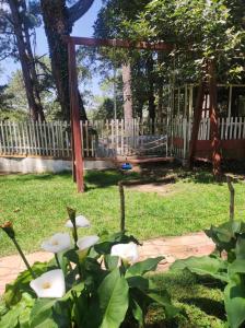 a garden with a swing yard and a fence at VILLA ELENA un refugio en el bosque in El Manzanillo