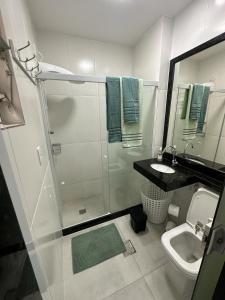 y baño con ducha, lavabo y aseo. en Acolhedor apartamento na quadra da praia, en Río de Janeiro