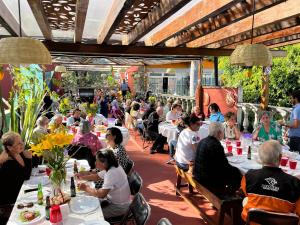 grupa ludzi siedzących przy stolikach w restauracji w obiekcie Mesón Yollotl w mieście Puebla