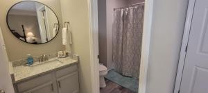 un bagno con lavandino, WC e specchio di Studio 409 Spring Lake - Fayetteville Near Fort Brag - Your Accessible Hub with Ultra-Fast WIFI a Spring Lake Altre 20 foto