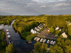 une vue aérienne sur une rivière avec des bateaux amarrés dans l'établissement Leitrim Quay - Riverside Cottage 7, à Leitrim