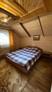 マイコリチンにあるGostynna Hataの木製の部屋にベッド1台が備わるベッドルーム1室があります。