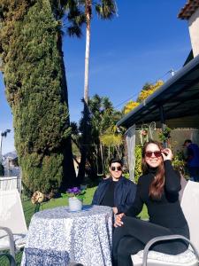 een man en een vrouw aan een tafel bij Villa Panoramica in Menton