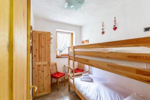 two bunk beds in a room with a window at Lioda Hiking in Venas