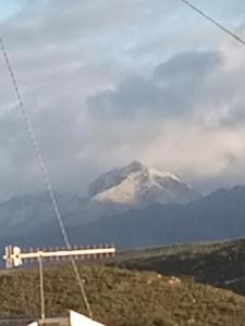 una montagna innevata in lontananza con vista di Karoo Cottage Comfort in Uniondale a Uniondale