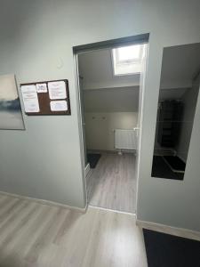 um quarto com uma porta de vidro deslizante num quarto em Bükkös Apartman em Szentendre