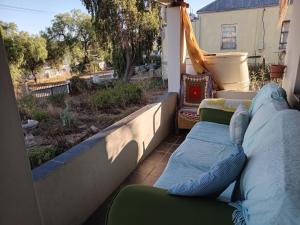 balcone con divano e vista su un cortile di Karoo Cottage Comfort in Uniondale a Uniondale Altre 5 foto