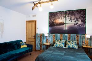 1 dormitorio con 1 cama y 1 sofá en Almotaje, numero 3, en Málaga