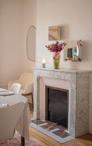 ein Wohnzimmer mit einem Kamin und einem Spiegel in der Unterkunft Rare! Magnifique appartement - Vue Cathédrale in Reims