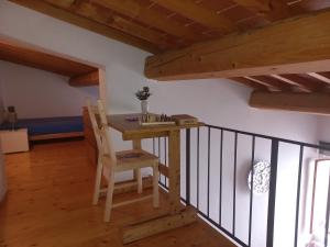 Cette chambre dispose d'un balcon avec une table et une chaise en bois. dans l'établissement Casina Iris - Reggello, à Reggello