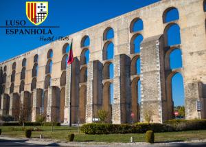 un gran edificio de ladrillo con ventanas arqueadas en Alojamento Elvas Luso Espanhola, en Elvas