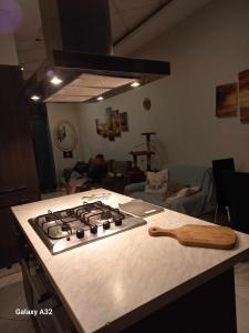 eine Küchentheke mit einem Kochfeld in einem Zimmer in der Unterkunft Cittadella b&b in Victoria