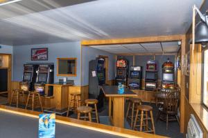 un bar con varias máquinas tragaperras en una habitación en Rocker Inn, en Butte