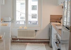 a kitchen with a window and a radiator at Rare! Magnifique appartement - Vue Cathédrale in Reims +17 photos
