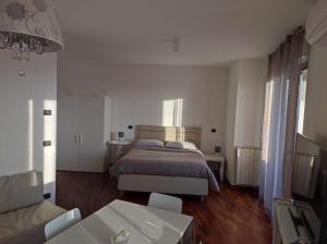 1 dormitorio con cama, sofá y mesa en Il Molino Apartment, en Pescara