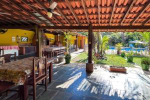 een patio met een tafel en stoelen en een zwembad bij Chácara privativa em condomínio! in Pôrto Feliz